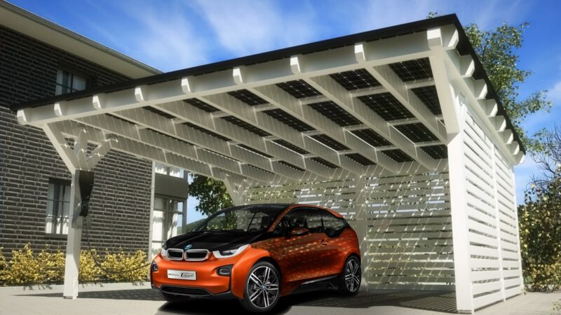 Zu sehen ist ein Solar-Carport, denn E-Auto-Fahrer sind echte Photovoltaik-Fans.