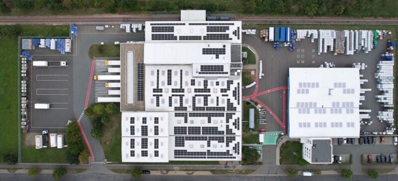 Luftbild einer PV-Anlage auf einem Gewerbedach von Brenntag in Glauchau.