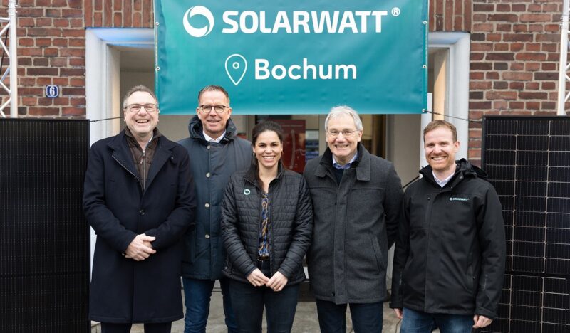Das Dresdner Solarunternehmen Solarwatt baut in Bochum einen eigenen Handwerksbetrieb auf, der pro Jahr bis zu 1.000 neue Photovoltaik-Anlagen installieren und in Betrieb nehmen soll.