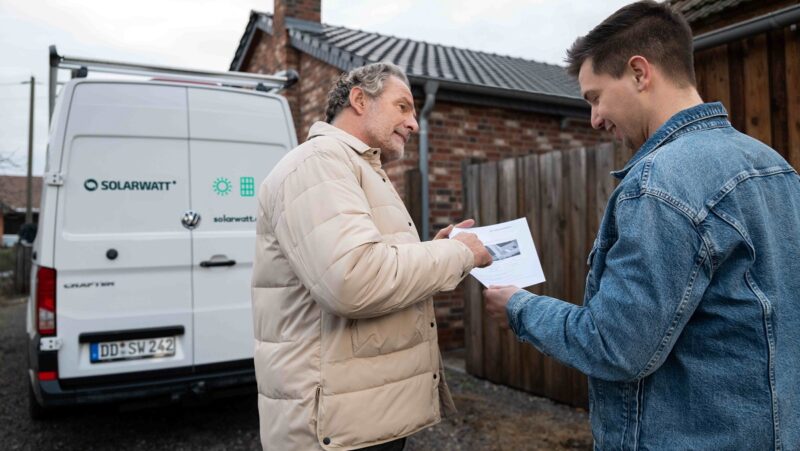 Zu sehen ist ein Handschlag als Symbol für den Solarwatt KomplettSchutz, eine Versicherung für Photovoltaik-Anlagen.