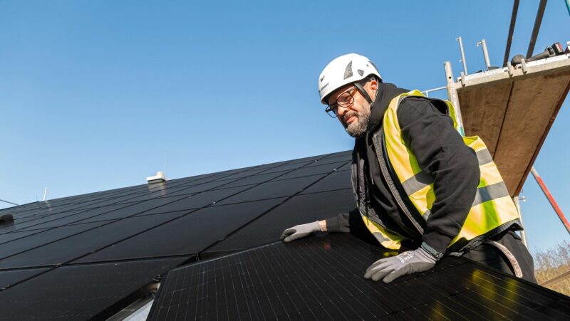 Zu sehen ist ein Mann bei der Photovoltaik-Montage, wie demnächst in Kassel für Solarwatt.