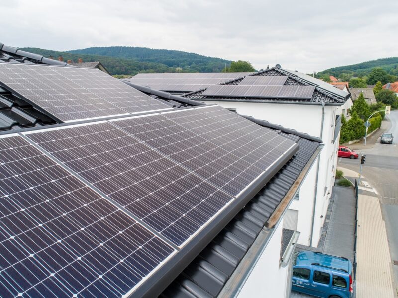 Zu sehen ist ein Hausdach mit Solarwatt-Modulen, die sich als unempfindlich gegenüber dem Phänomen LeTID erwiesen habnen.