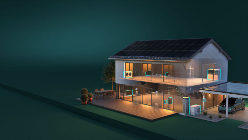 Grafik zeigt ein beleuchtetes Haus vor dunklem Hintergrund, in dem die Komponenten Wärmepumpe, E-Mobilität und Photovoltaik zu erkennen sind.