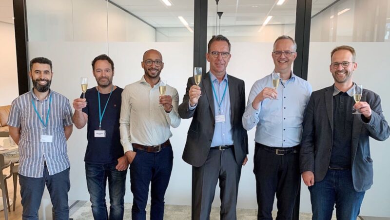 Sechs Männer mit Sektgläsern - die Geschäftsführer von Solarwatt und REConvert stoßen auf die Übernahme des Batterie-Herstellers an