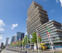 Zu sehen ist der Rotterdamer Wolkenkratzer “The Terraced Tower”, der Glas-Glas-Module von Solarwatt auf dem Dach und an der Fassade erhalten hat.