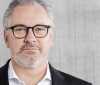 Im Bild der Solarwatt-CEO Detlef Neuhaus, der begründet, warum Solarwatt die Fertigung stoppt.