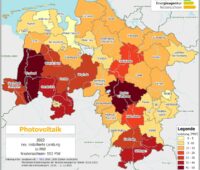 Landkarte von Niedersachsen in gelb-rot-Tönen zeigt neu installierte Solarstrom-Leistung nach Landkreisen 2022.