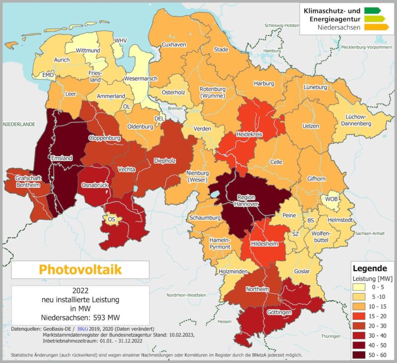 Landkarte von Niedersachsen in gelb-rot-Tönen zeigt neu installierte Solarstrom-Leistung nach Landkreisen 2022.