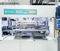 Ein Stringer mit Aufschrift SoliTek fertigt Solarmodule in einer Fabrik