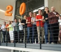 Die Mitarbeiter:innen von Solites in einer Reihe mit 20 Jahre Luftballons, Wärmenetze sind der Schwerpunkt des Instituts.