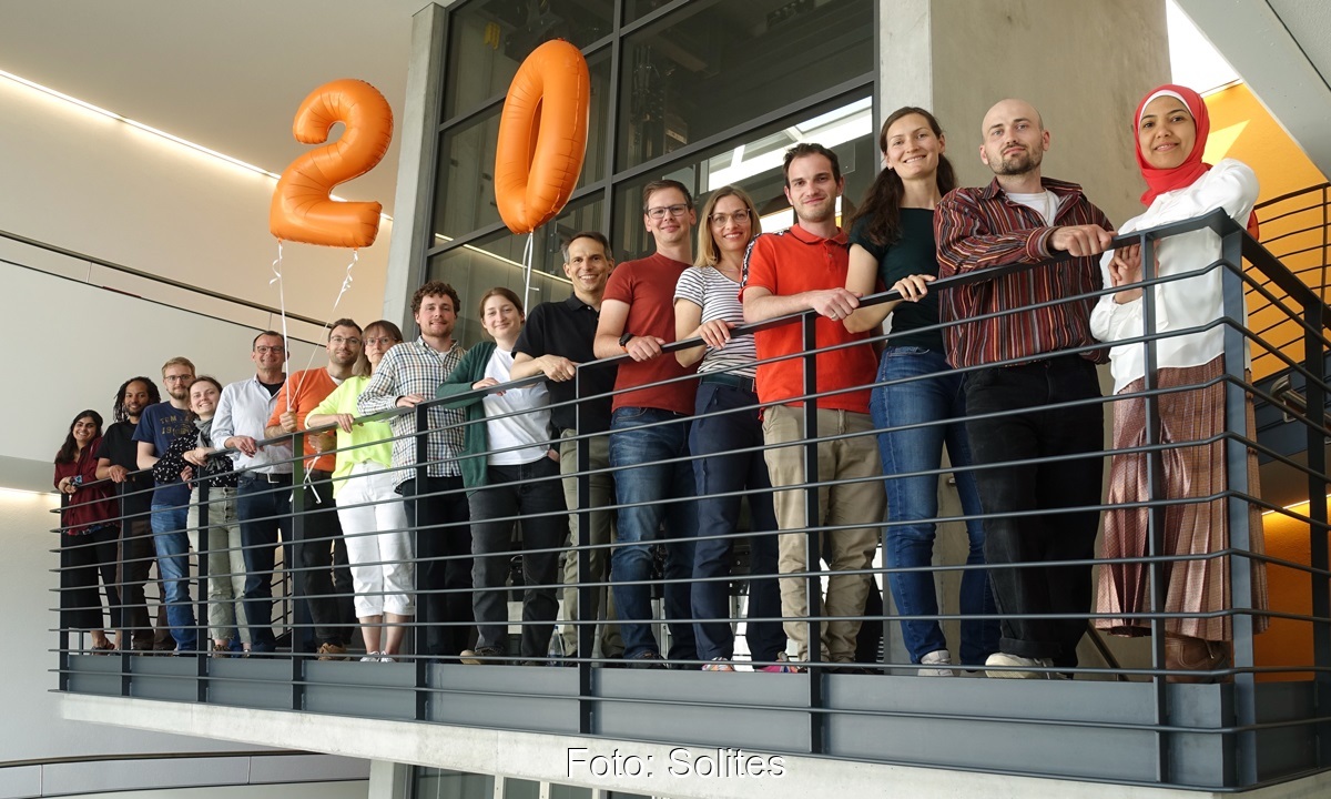 Die Mitarbeiter:innen von Solites in einer Reihe mit 20 Jahre Luftballons, Wärmenetze sind der Schwerpunkt des Instituts.