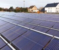 Im Bild sind die Vakuumröhrenkollektoren der solarthermischen Großanlage in Lemgo. Solare Wärmenetze in Deutschland liegen im Trend.