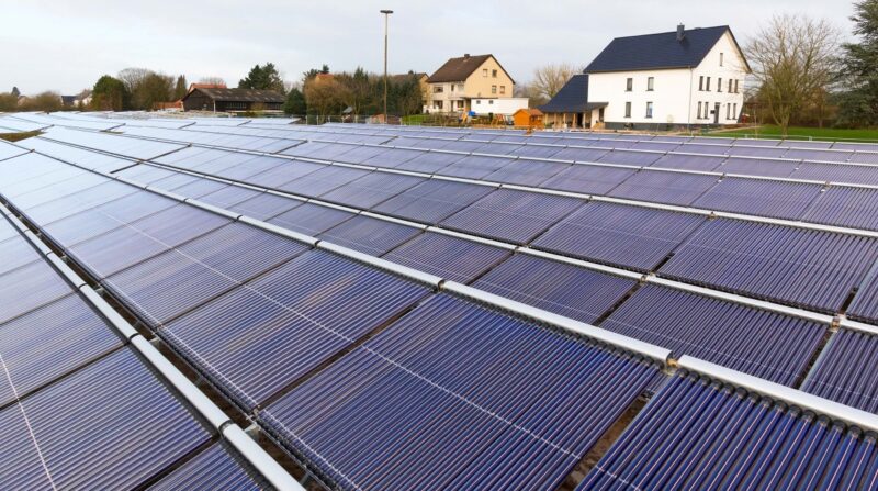Im Bild sind die Vakuumröhrenkollektoren der solarthermischen Großanlage in Lemgo. Solare Wärmenetze in Deutschland liegen im Trend.