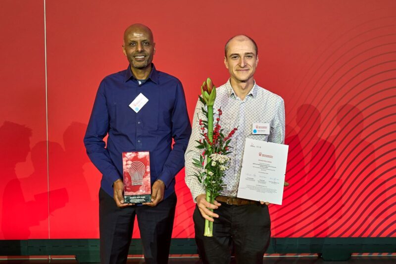 Zwei Personen auf einer Bühne empfangen Ehrungen zum Gewinn des Innovationspreises Berlin Brandeburg 2025.