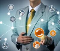 Im Bild ein Mann hinter vernetzten Symbolen