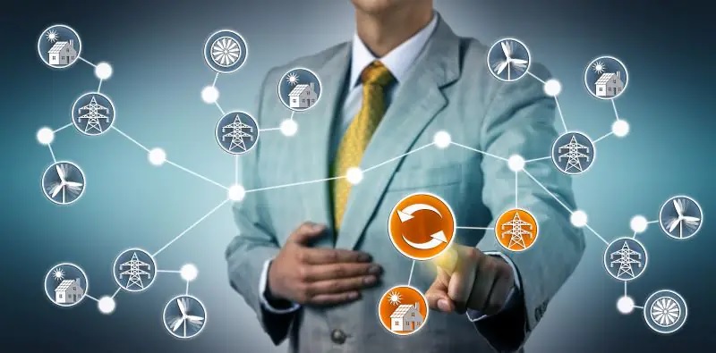 Im Bild ein Mann hinter vernetzten Symbolen