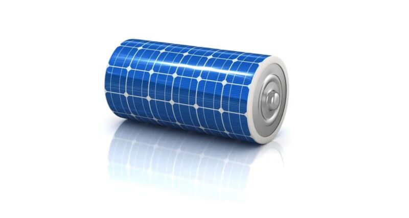 Eine Batterie mit Solarzellenoberfläche, als Symbol für den Energiedurchsatz von Photovoltaik-Stromspeichern.