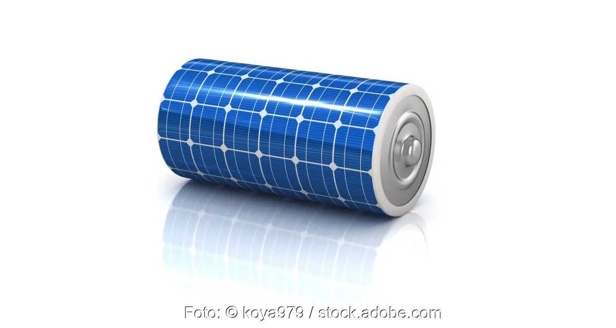 Eine Batterie mit Solarzellenoberfläche, als Symbol für den Energiedurchsatz von Photovoltaik-Stromspeichern.