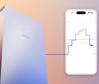 Im Bild ein Stromspeicher und ein Handy als Symbol für den Stromvertrag Energy Dynamic von Sonnen.
