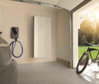Zu sehen ist eine Garage mit E-Auto für das Kund:innen von der Sonnen GmbH eine THG-Prämie kassieren können.