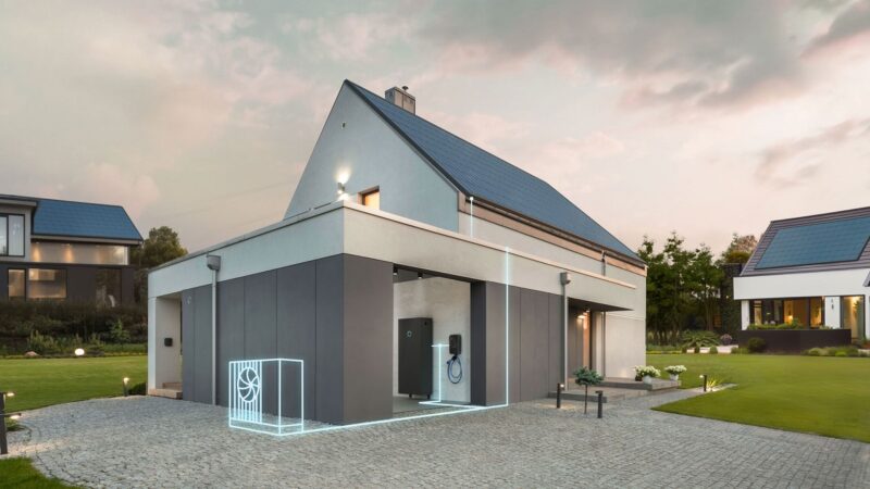 Im Bild ein Haus mit großer Photovoltaik-Anlage. Die Einbindung der Wärmepumpe ist von Sonnen grafisch angedeutet.