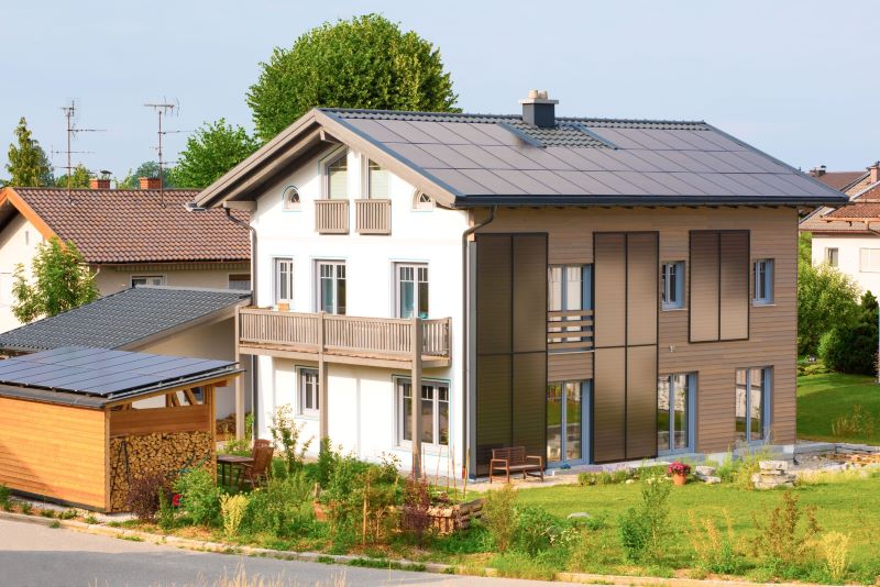 Einstöckiges Einfamilienhaus mit Solarthermieanlage an Dach und Fassade.