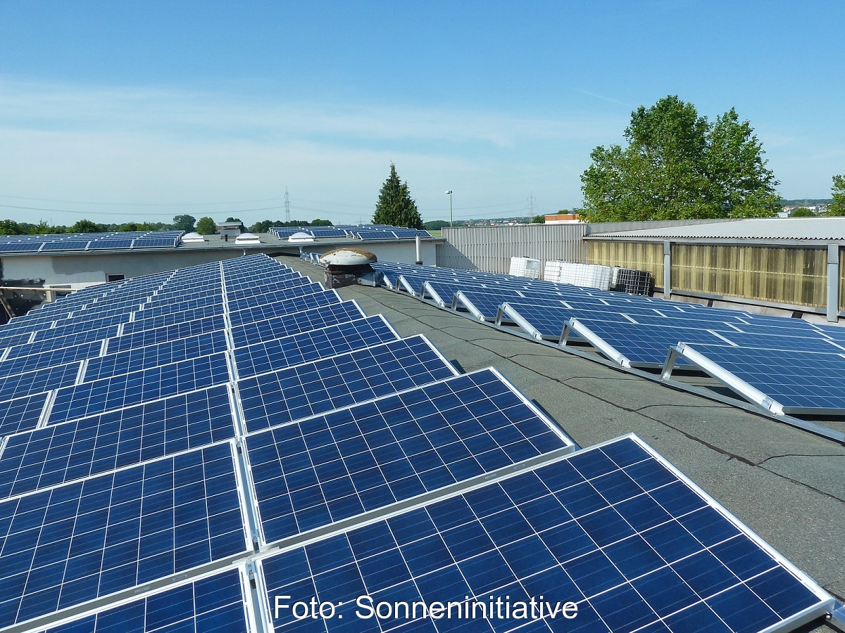 Zu sehen ist die PV-Anlage eines metallverarbeitenden Betriebes. Weil er im Gegensatz zu seinen großen Mitbewerbern EEG-Umlage bezahlen muss, hat der Verein Sonneninitiative e.V. Verfassungsbeschwerde eingelegt.