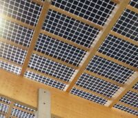 Überdachung aus Doppelglas-Photovoltaik-Modulen