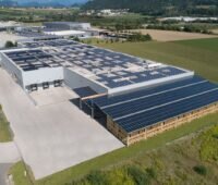 Zu sehen ist das Firmengelände von Sonnenkraft mit der neuen, mit Photovoltaik überdachten Lagerfläche.