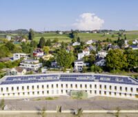 Ein Neubau mit PV-Modulen auf dem Dach