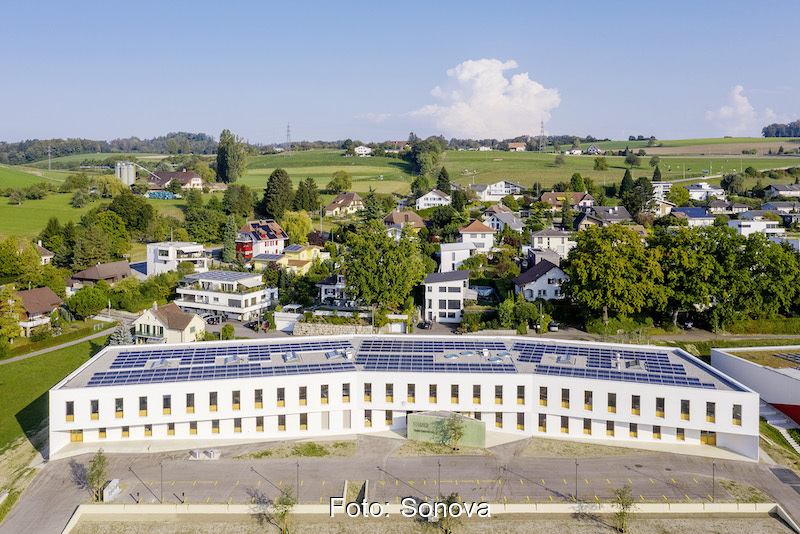 Ein Neubau mit PV-Modulen auf dem Dach