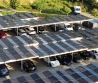 Im Bild eine Parkplatz-Photovoltaik Anlage, für die es in NRW Förderung gibt.