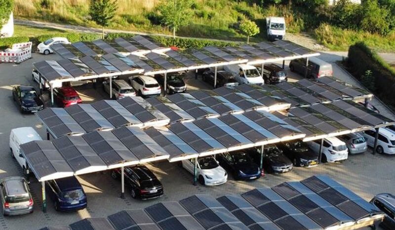 Im Bild eine Parkplatz-Photovoltaik Anlage, für die es in NRW Förderung gibt.