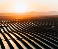 Zu sehen ist ein großer Photovoltaik-Solarpark vom Photovoltaik-Projektentwickler Ib Vogt in Spanien.