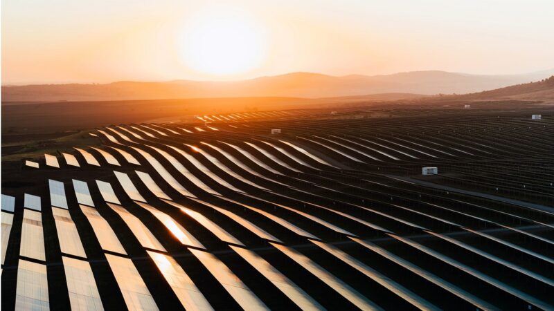 Zu sehen ist ein großer Photovoltaik-Solarpark vom Photovoltaik-Projektentwickler Ib Vogt in Spanien.
