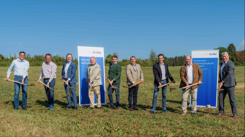 Neun Männer mit Spaten auf Acker - Baubeginn für Solarpark in Baden-Württemberg