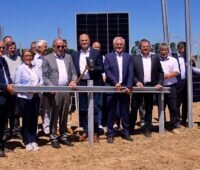 Zu sehen ist der bayerische Staatsminister für Finanzen und Heimat Albert Füracker, der mit der Rammung eines Pfostens den Bau des ersten Photovoltaik-Solarparks der Energiegenossenschaft Altmühl-Jura gestartet hat.