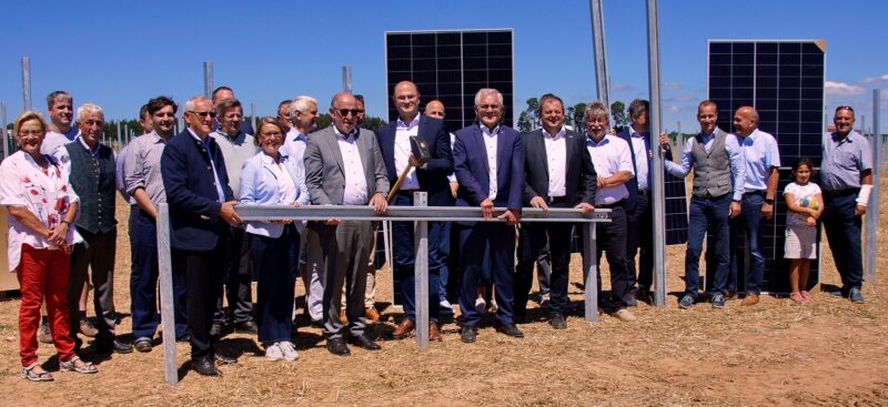Zu sehen ist der bayerische Staatsminister für Finanzen und Heimat Albert Füracker, der mit der Rammung eines Pfostens den Bau des ersten Photovoltaik-Solarparks der Energiegenossenschaft Altmühl-Jura gestartet hat.