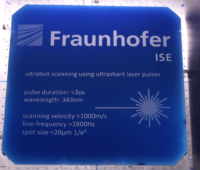 Schild in Form einer Solarzelle zeigt Eckdaten von Laser für Wafer-Fertigung