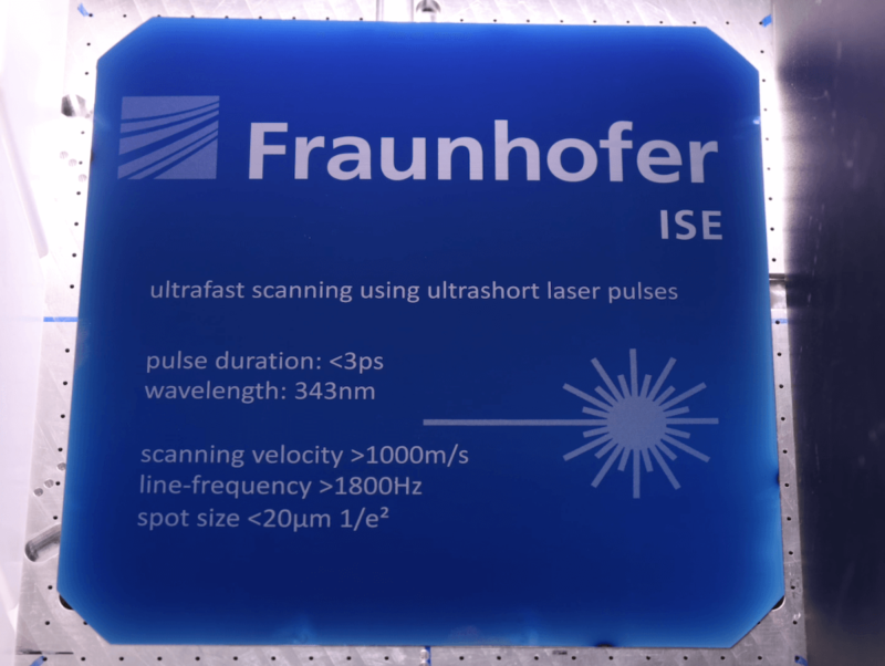 Schild in Form einer Solarzelle zeigt Eckdaten von Laser für Wafer-Fertigung