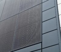 Im Bild die fassadenintegrierte Photovoltaik-Anlage am Hauptsitz vom Speicherhersteller Fenecon.
