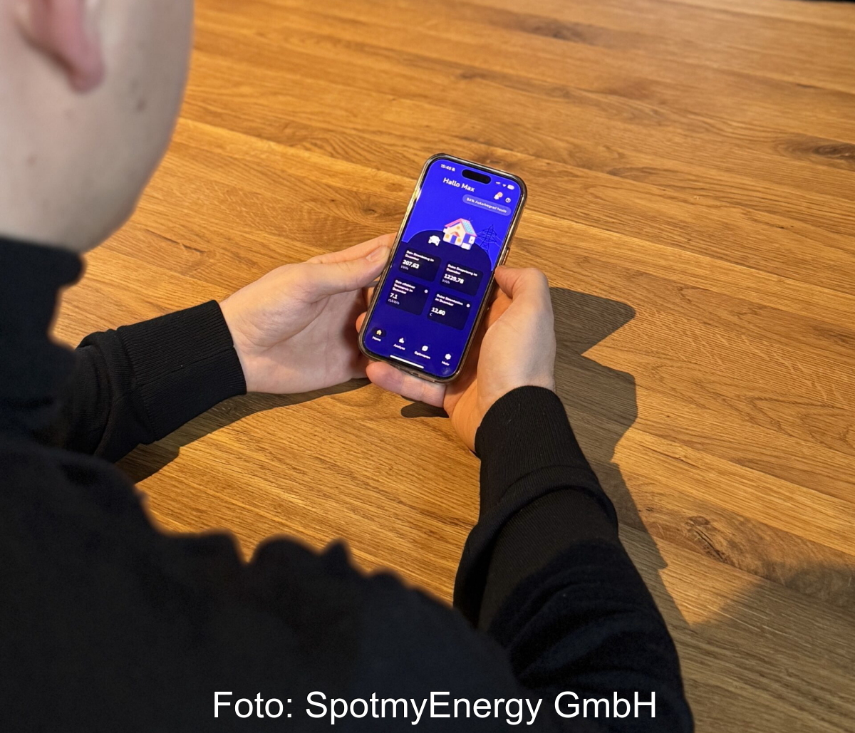 Nuter hält ein Smartphone, das eine App für das Energiemanagement im Haus zeigt.