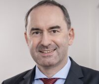 Zu sehen ist ein Porträt von Bayerns Energieminister Hubert Aiwanger, der das Kontingent für Photovoltaik-Freiflächenanlagen in Bayern vergrößert hat.