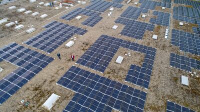 Luftbild einer großen PV-Anlage auf einem Industrieflachdach.