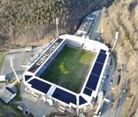 Luftaufnahme eines Fußballstadions mit Solardach.