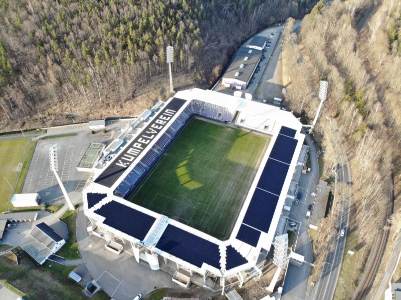 Luftaufnahme eines Fußballstadions mit Solardach.