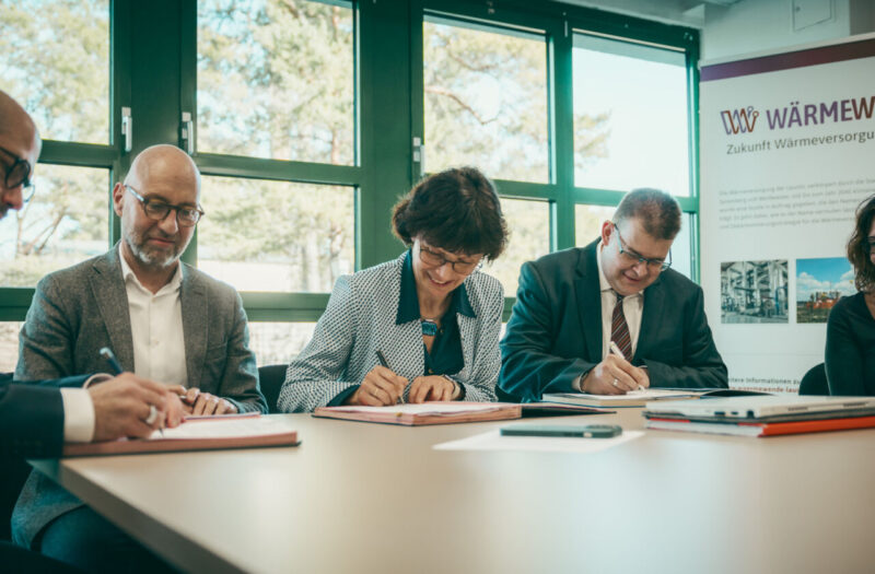 Drei Vertreter von Stadtwerken und Konsortium unterzeichnen einen Vertrag zur Umsetzung der kommunalen Wärmewende.