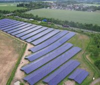 Eine Luftaufnahme des Photovoltaik-Solarparks an der A2, den die Stadtwerke Bad Salzuflen errichten.