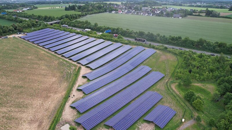 Eine Luftaufnahme des Photovoltaik-Solarparks an der A2, den die Stadtwerke Bad Salzuflen errichten.