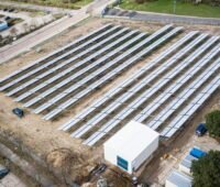 Im Bild ein Luftbild mit der Solarthermie-Anlage in Bitterfeld-Wolfen, die Fernwärme bereitstellt.